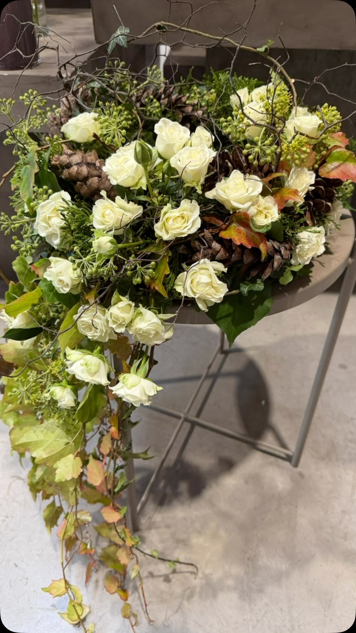 🕯️ Inspiration für stilvollen Grabschmuck: Unsere Floristinnen zeigen euch, wie das “Grabgesteck in Liebe” entsteht – handgefertigt mit feinen Details wie Rosen, Asparagus-Ranken und zarten H