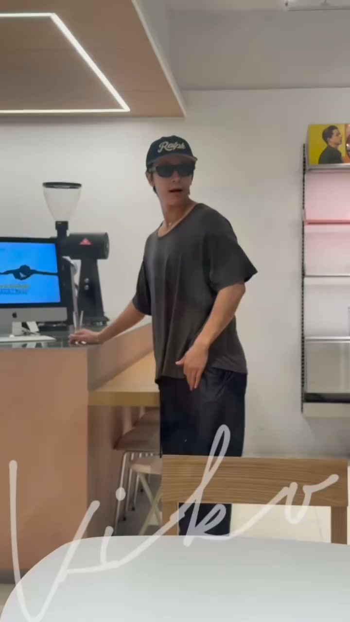 I visited the new Haru & Oneday, cafe by Super Junior Donghae. It