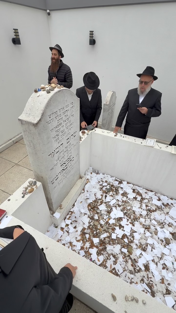 Heartfelt pre-Shabbos prayers from the Ohel of the Rebbe Rashab in ...