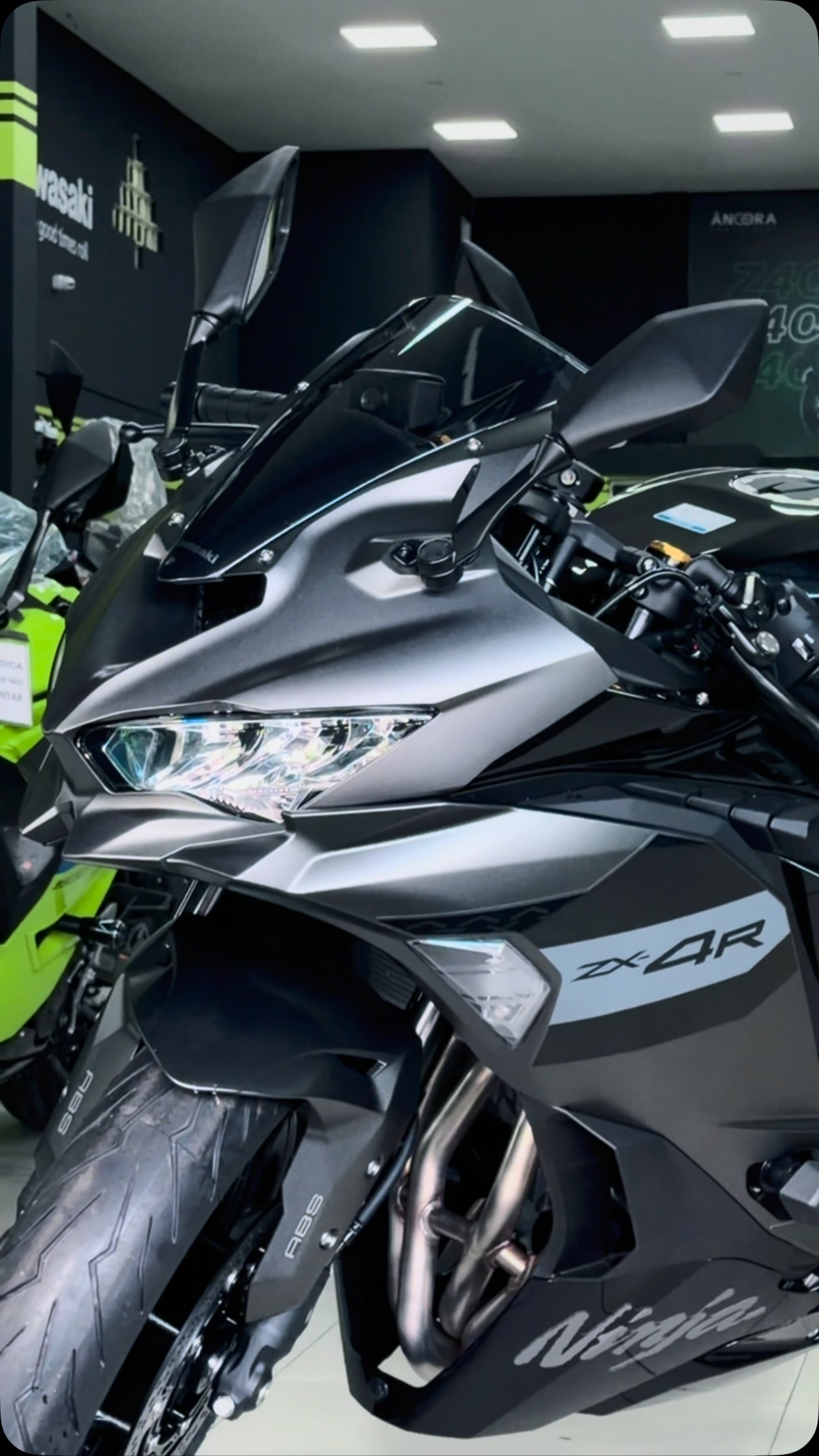 Chegou pra mexer com o seu coração. 🖤 A nova Ninja ZX-4 SE 2026