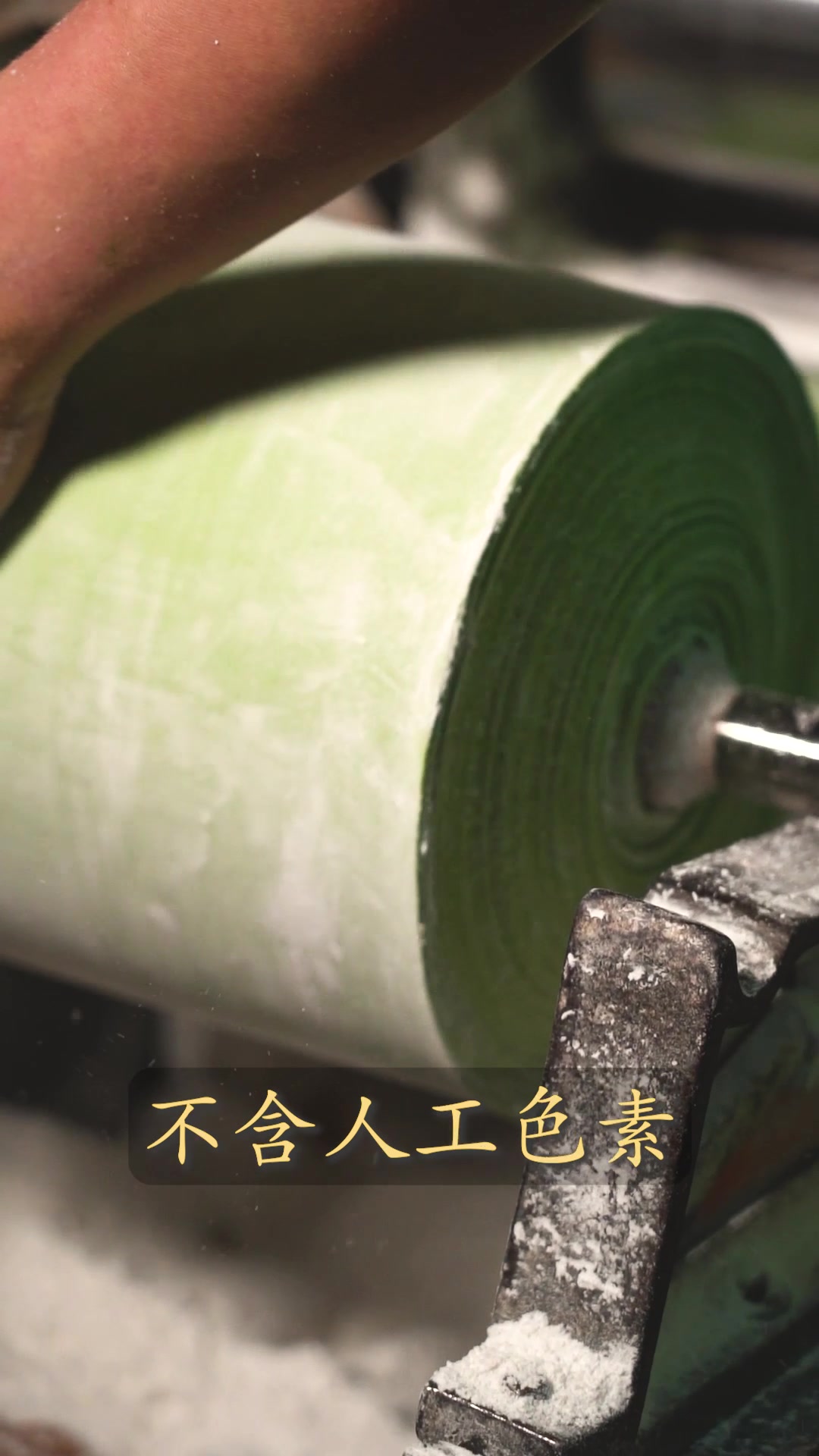 📹 #獨家製麵過程 【 #張記原汁菠菜麵 🥬嚴選新鮮靚菠菜 傳統製麵好滋味😋 】+1立即訂購🛒 青綠色嘅張記菠菜麵，麵中散發 #淡淡菠菜香 ...