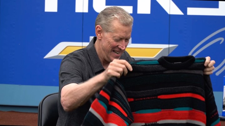 Dodgers legend Orel Hershiser unboxes his July 18th bobblehead and