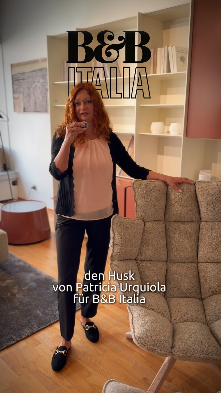 Ein Sessel, der dich förmlich umarmt. , Patricia Urquiola hat mit dem Husk Armchair für B&B Italia ein echtes Statement geschaffen. , Wir zeigen dir im Video, warum er unser Möbel des Monats im