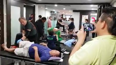 梁潤江師傅用CLM跌打手法为一位耳聋者治療。 CLM Tit Tar Treatment ...