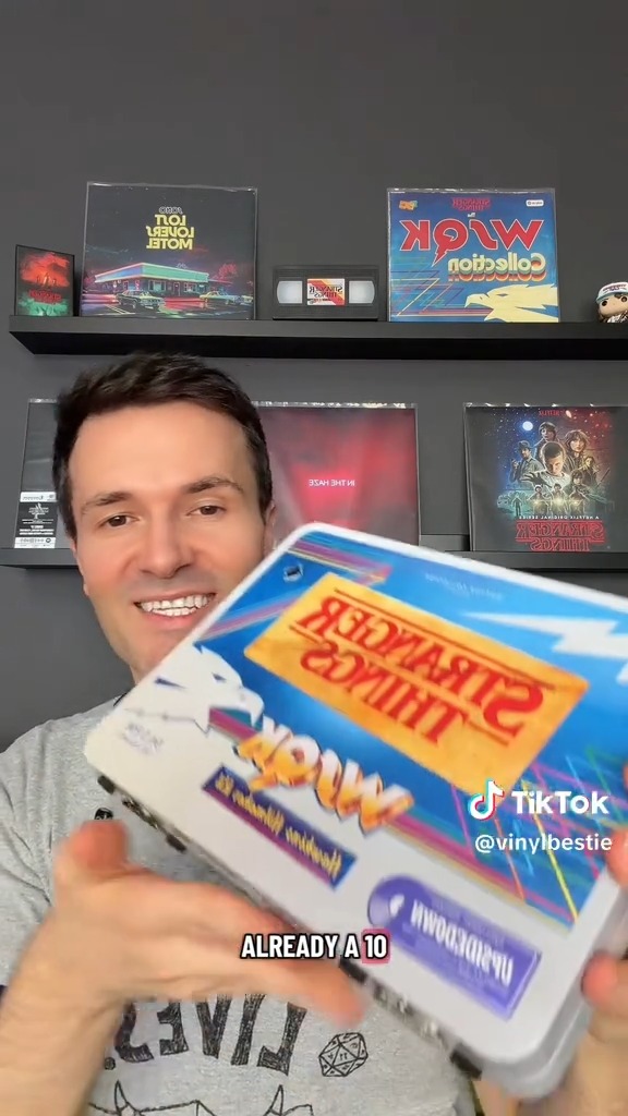 📻⚡ On air… We love this unboxing of the Stranger Things – WSQK