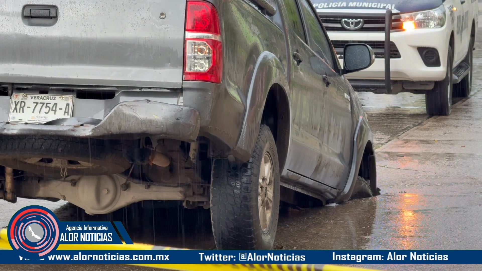 #Coatzacoalcos Camioneta queda atorado en socavón de colonia Tierra y ...