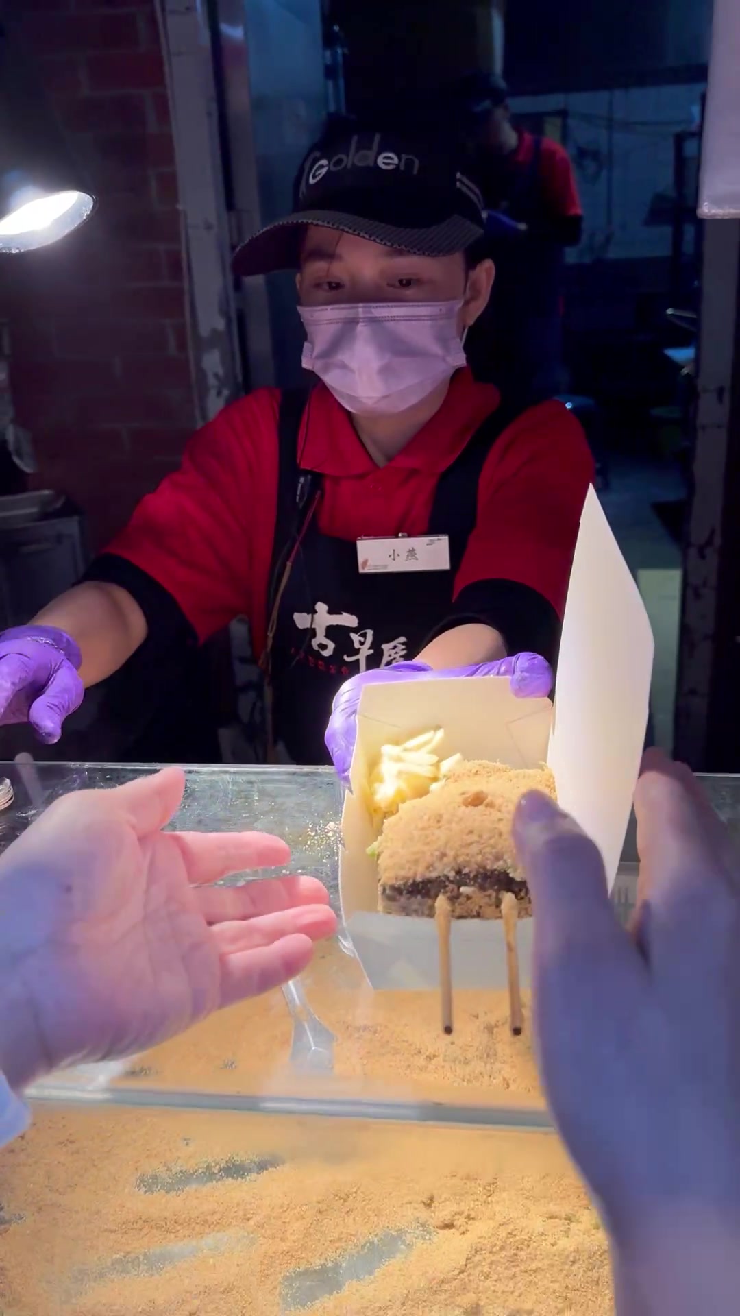 深坑老街中段～廟邊 豬血糕 有蒜片再加辣，有夠好吃的😄 #深坑老街 | 曾毅民 | Facebook
