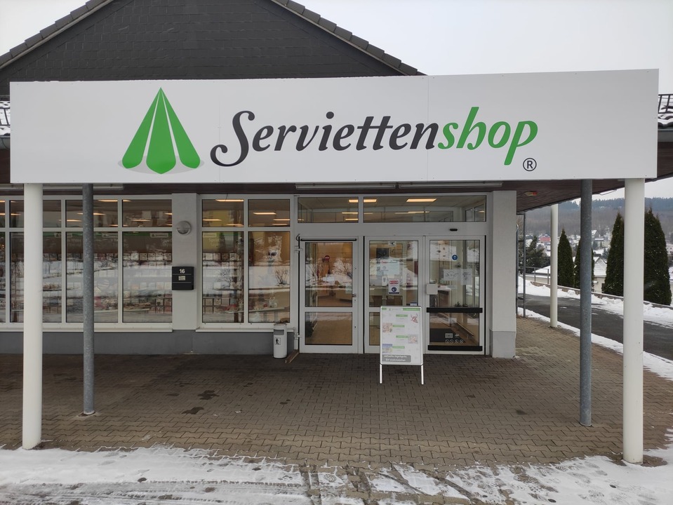 Hier möchten wir ein paar Eindrücke von unserem neuen Ladengeschäft teilen und einmal virtuell die Türen öffnen. Wer auf der Suche nach besonderen Motivservietten, Kerzen oder Geschenken ist, wird