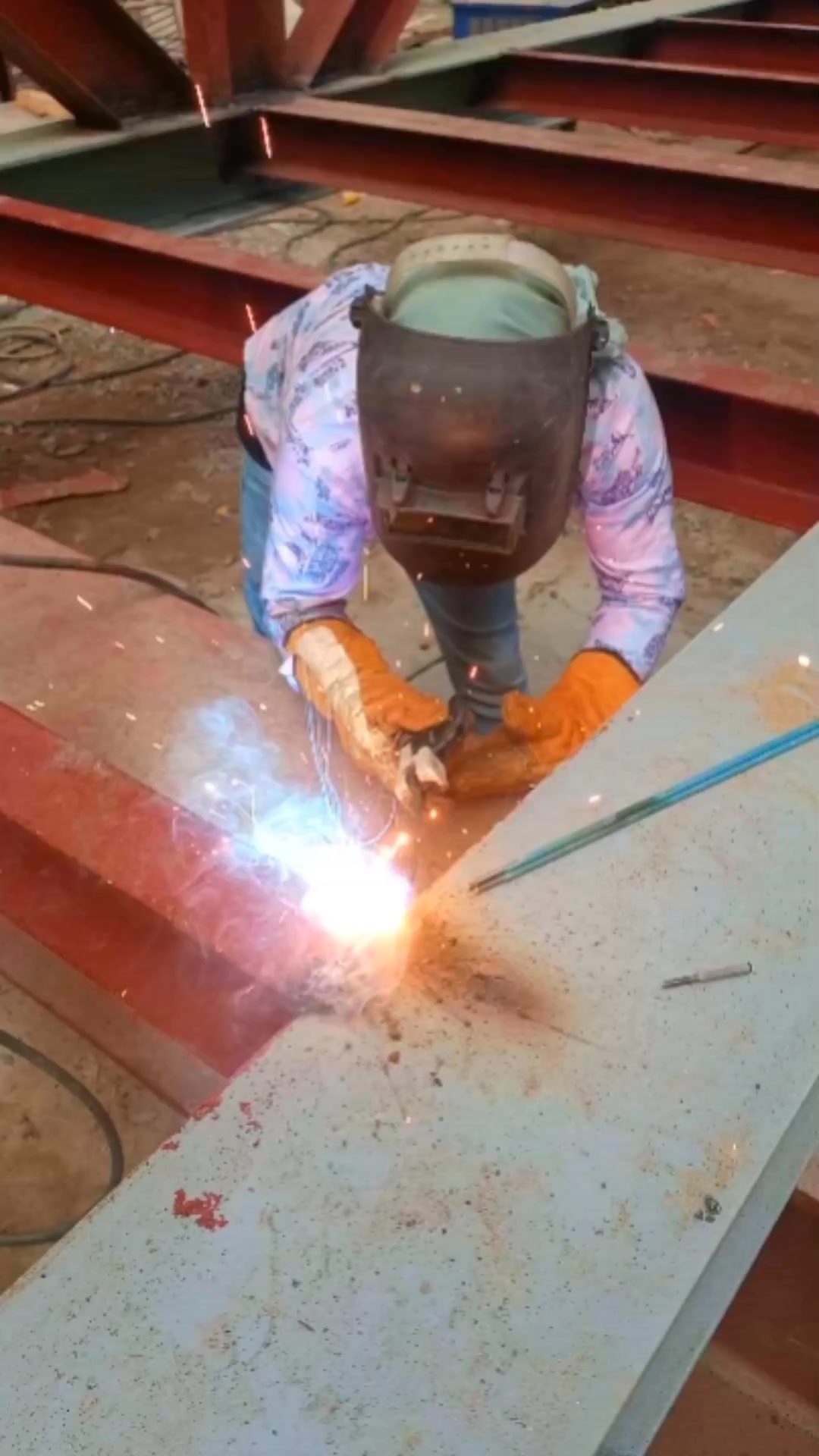 ওয়েল্ডিং করতেছে ওয়েল্ডার আর সেফটি বাসায় 🙄 #welding #welder # ...