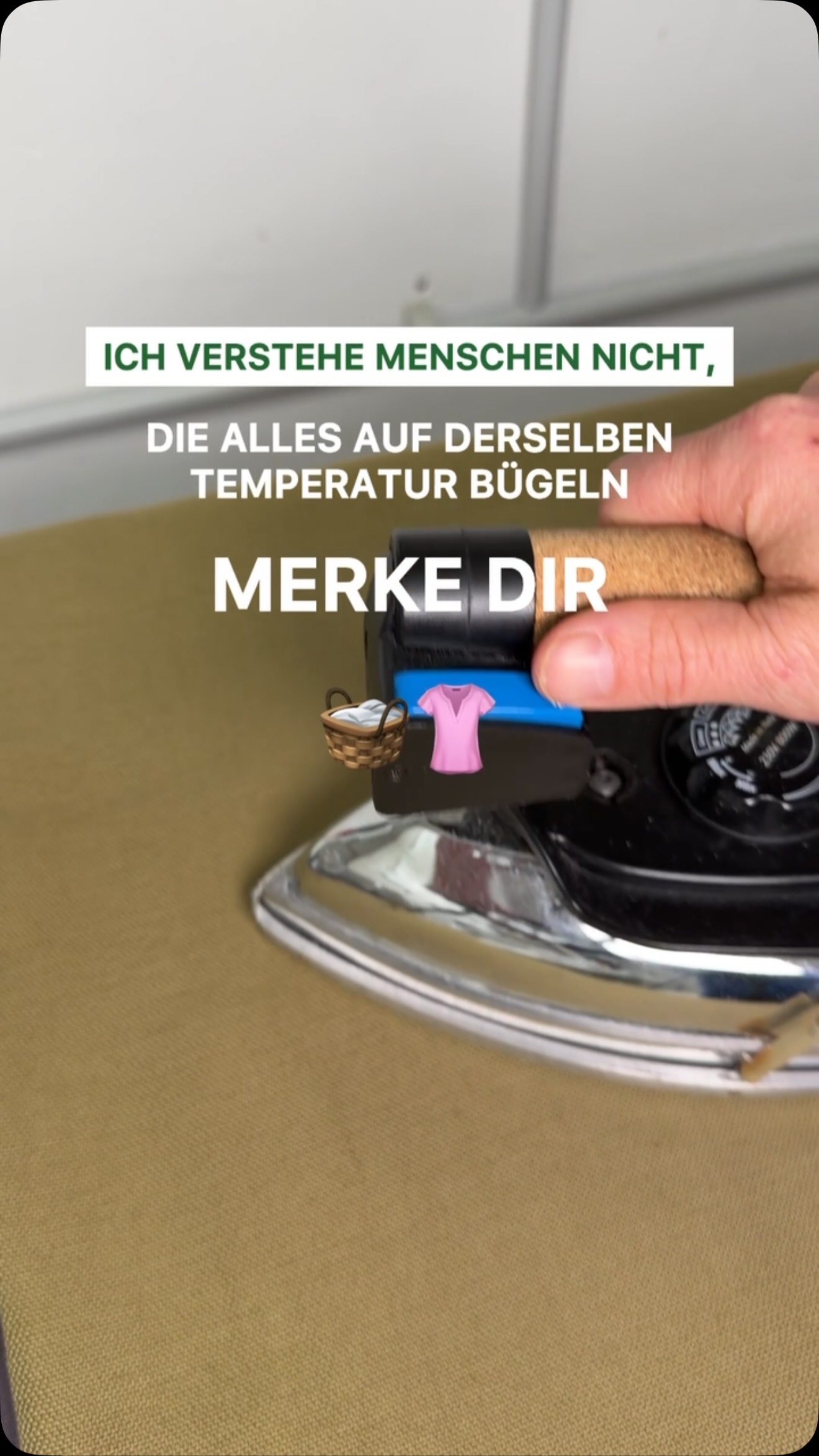 Jeder Stoff braucht seine eigene Bügeltemperatur. 🌡️ Baumwolle, Leinen, Wolle, Seide und Synthetik werden unterschiedlich gebügelt. Schau deshalb immer auf das Material und stelle die passende