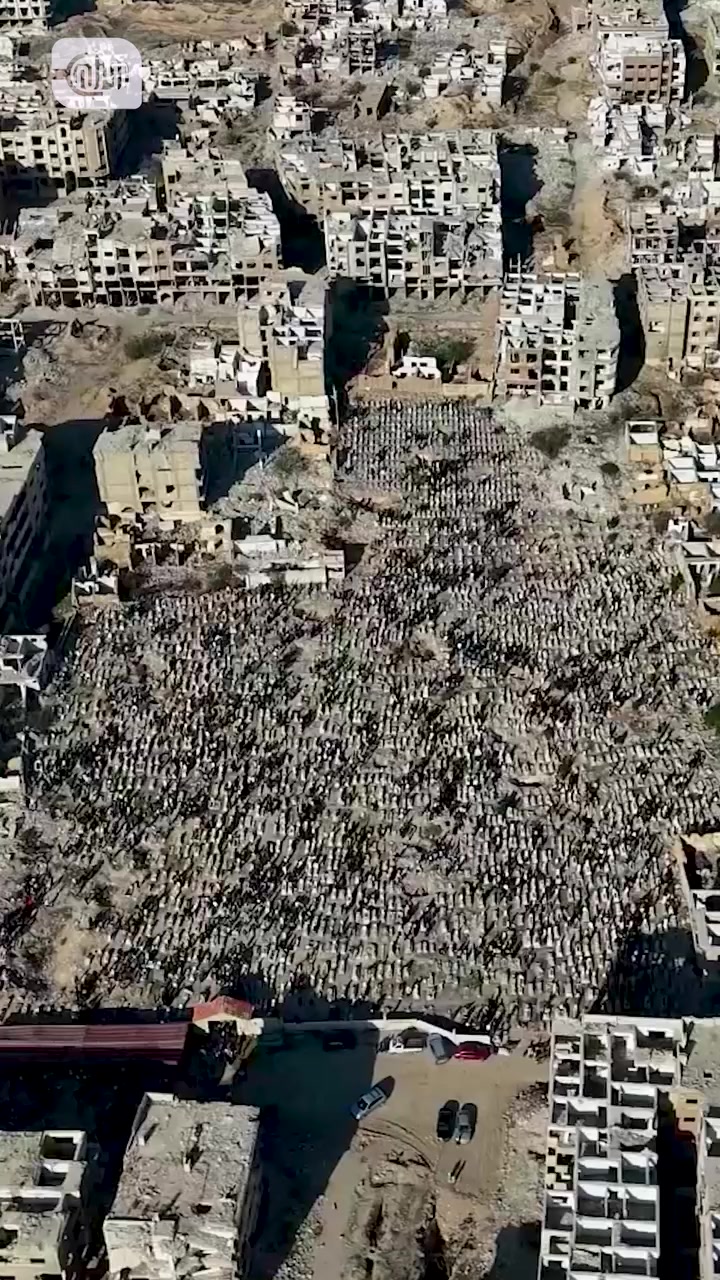 صور جوية لزيارة الأهالي للمقبرة القديمة في حي جوبر الدمشقي. نقلا عن ...