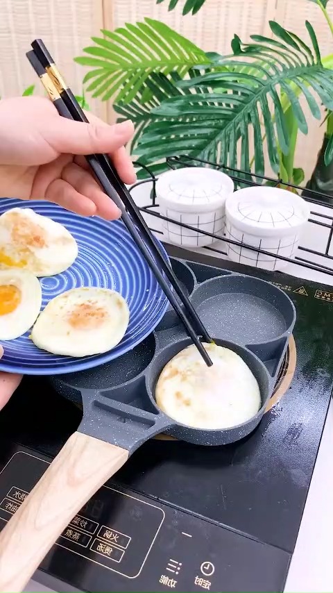 Fry 4 perfect eggs at once with this 4-hole egg pan! Breakfast