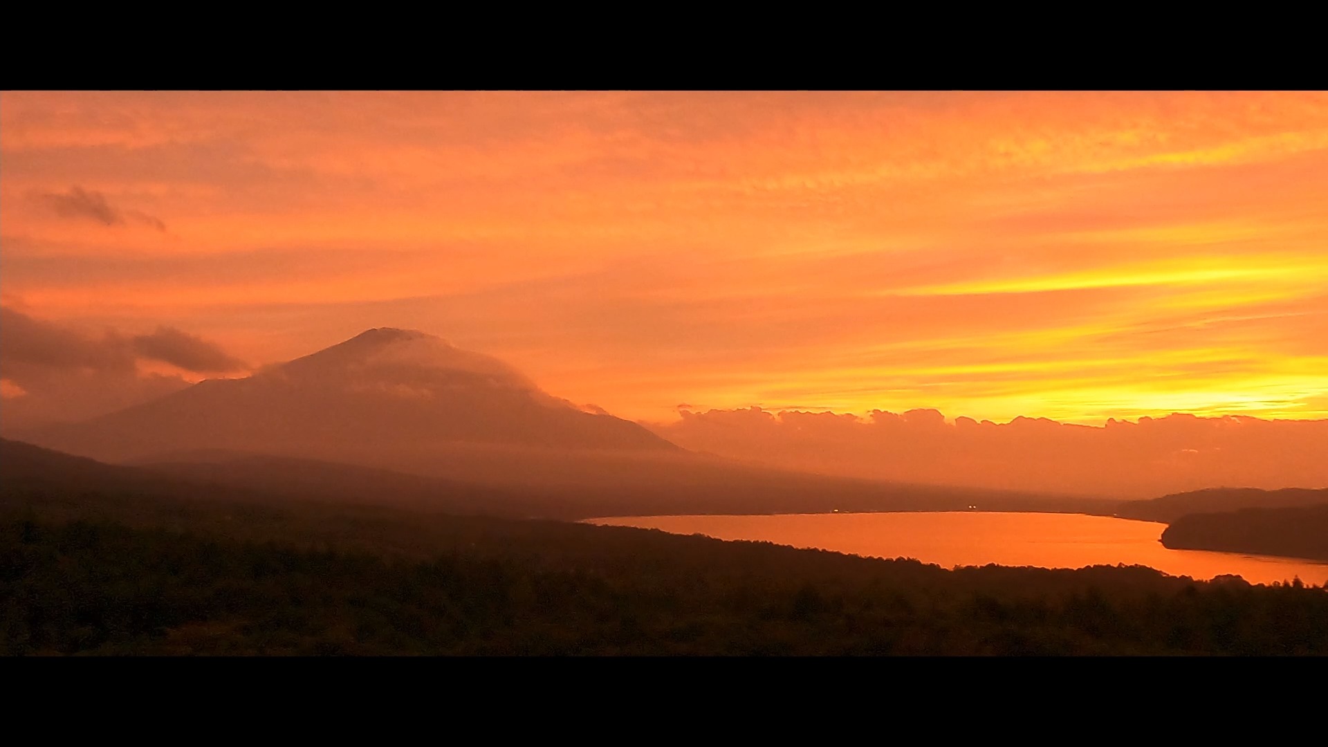 🗻 空も湖も草むらもオレンジ色に染めた壮大な夕焼けをご堪能ください