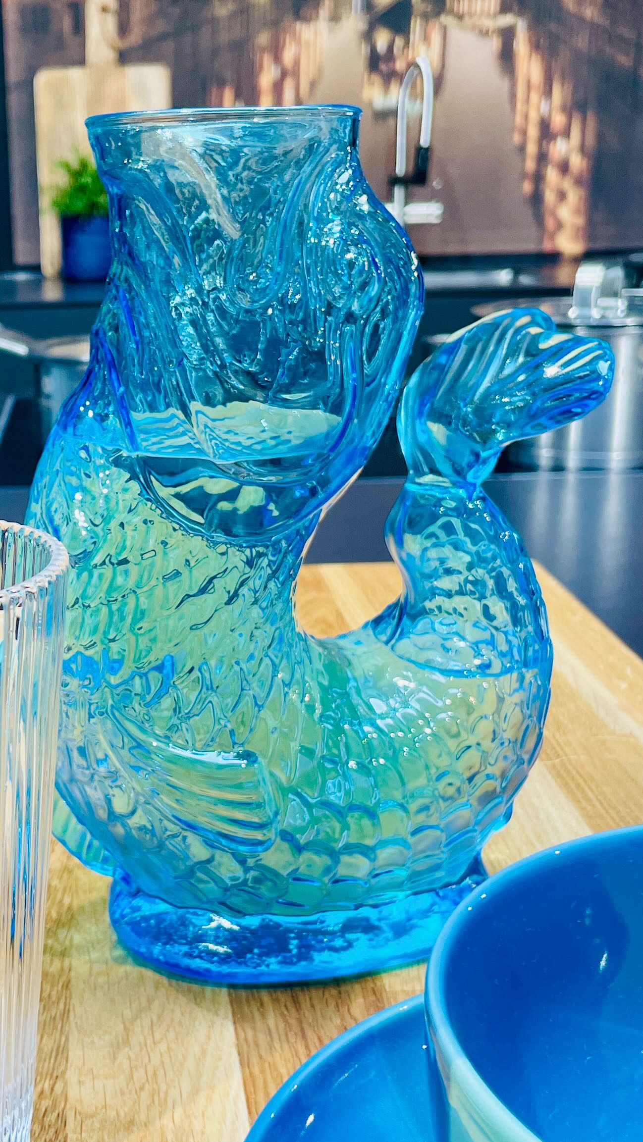 📣 Sound on, oder du verpasst herrliches gluckern! , 🩵 Die Fisch-Karaffe von @cilio_deutschland ist unser Highlight der Woche! So schön kann das nachgießen von Wasser sein. Und wir versprechen: es