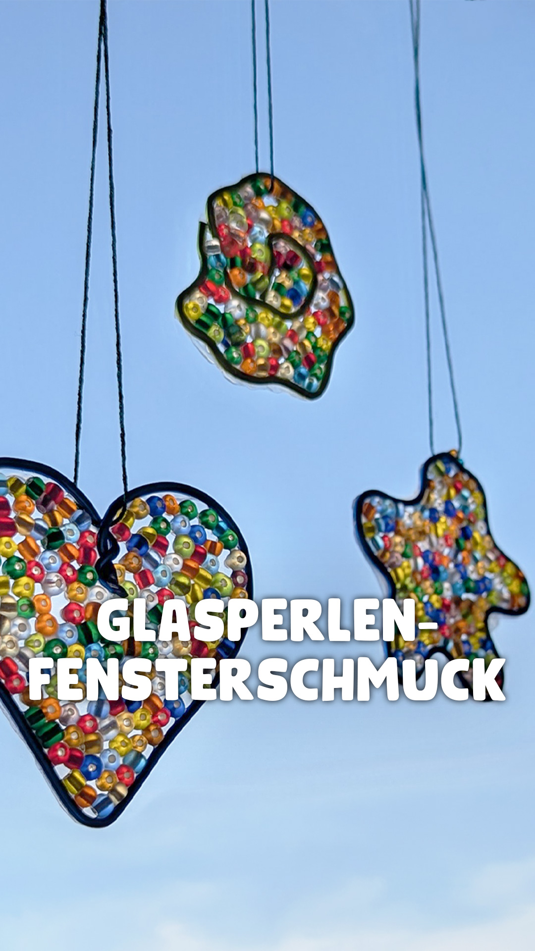 Fenster-Magie mit Glasperlen und Aluminium-Draht ✨ Diese sommerliche Deko kannst du schnell und einfach mit deinen Kindern nachbasteln. Einfach den Draht in die gewünschte Form biegen, Aufhängung
