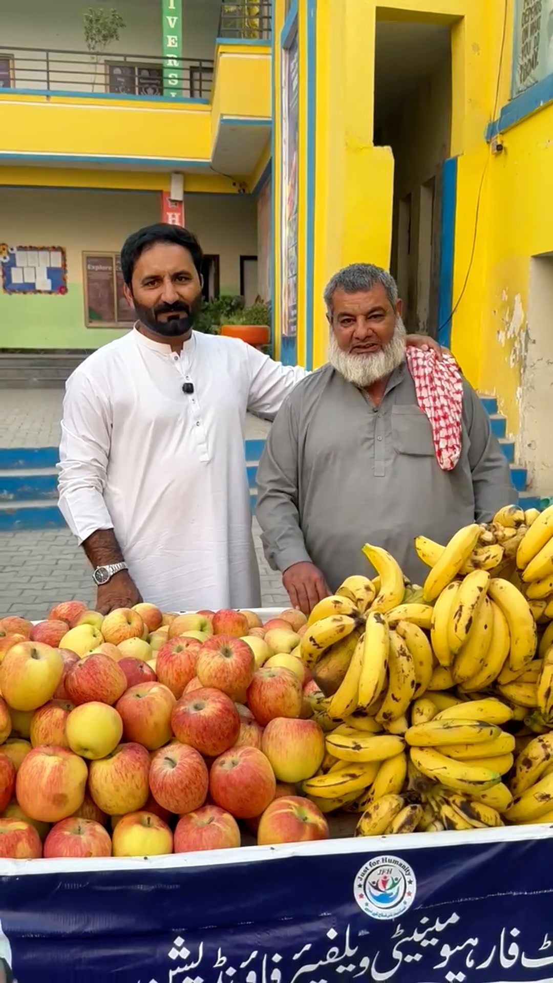 ماشااللہ بابا جی کی خوشی دیکھ کر دل خوش ہوگیا جب ان کو ریڑھی دی اور ...