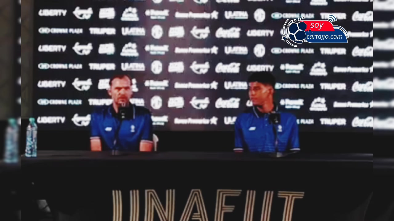 🔵⚪️⚽️ El director técnico Andrés Carevic y el delantero Johan Venegas ...
