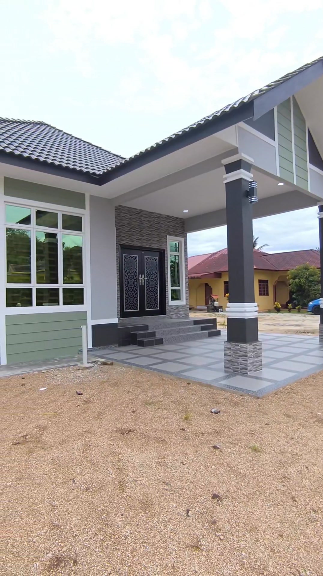 PROJEK : Bina Rumah Atas Tanah Sendiri LOKASI : Machang PROGRESS : Cat ...