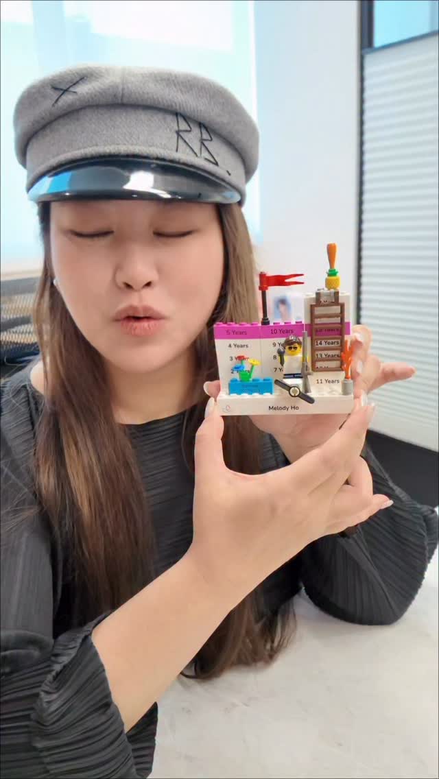 剛入職時 我們每個人都會拿到一塊樂高底座 上頭印有你的名字 還有一塊印上了你到職日期的樂高磚塊 那個代表你的小人偶 你可以為他選擇想要的髮型 ...