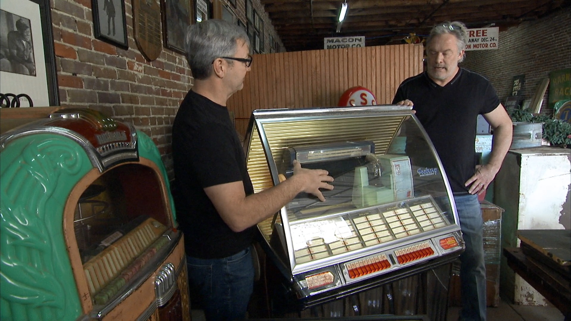 Robbie picks a 1950's Seeburg 100 jukebox! | American Pickers on