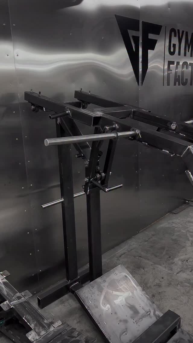 R2 Leverage Squat Machine💪🏼 | gymfactory.eu