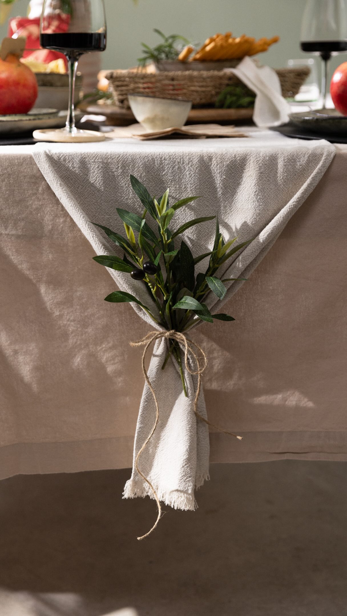 Ein liebevoll gebundener Tischläufer im mediterranen Stil.🫒 , Mit Olivenzweigen und einem Band deiner Wahl wird das Tischende zum echten Blickfang 🌿✨ – perfekt für ein gemütliches Sommerdinner. Lass
