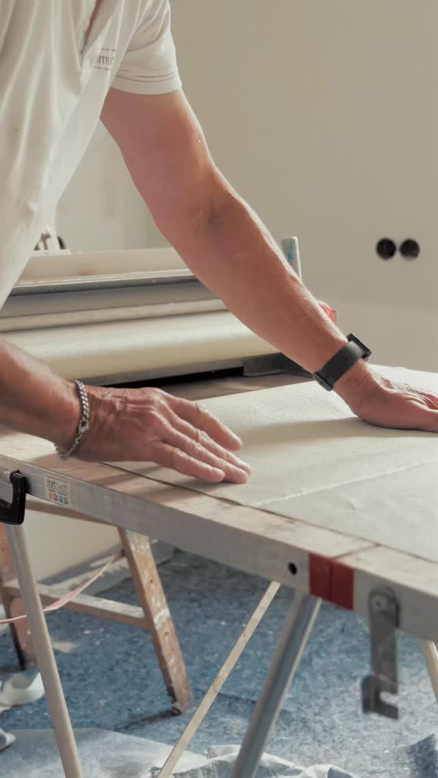🎬 Tapeziertisch. Action., Ein Messer. Ein Tapeziertisch. Tapetenkleister. Dekore., Und mittendrin: Tim & Helmut. 💪🎨, ., ., ., ., ., ., #farbwelt #Teamwork #Tapezieren #Dekore #Handwerk