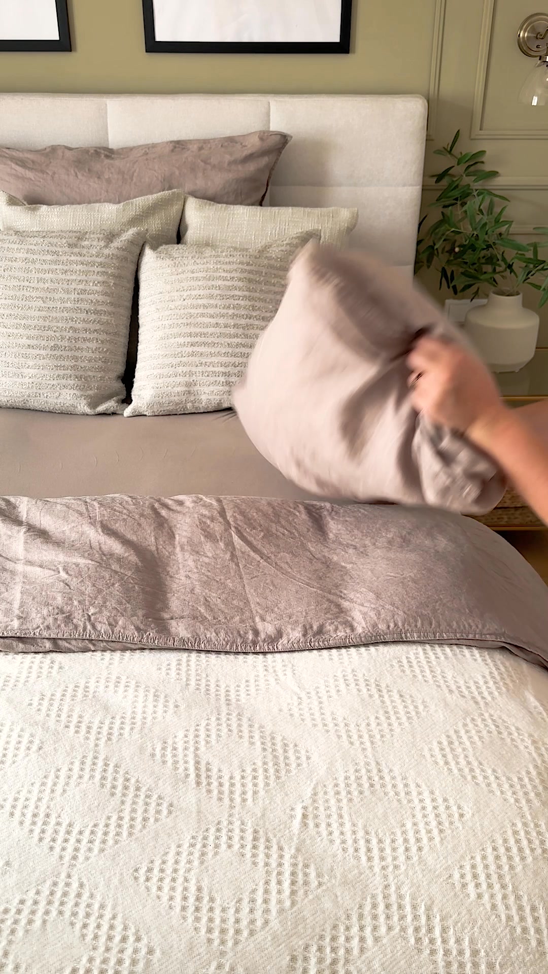 Kissenbezug zu groß? 🙇🏻‍♀️ Kein Problem! Mit wenigen Handgriffen 🫱🏻‍🫲🏼 wird deine Lieblingsbettwäsche 💤 auch für schmale Kopfkissen passend gemacht. | XXXLutz Österreich