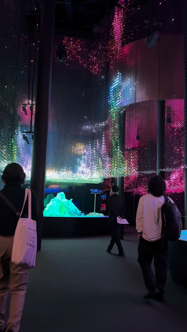 【7月末迄】EXPO2025フランス館 椅子RED×PINK×BURGUNDY お盆迄】EXPO2025フランス館 椅子RED×PINK×BURGUNDY EXPO 2025大阪万博｜