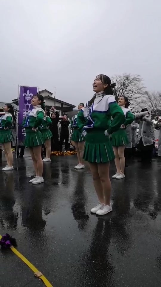 芦ノ湖へ！応援団も懸命に声援を送ります！チアは珍しい緑の