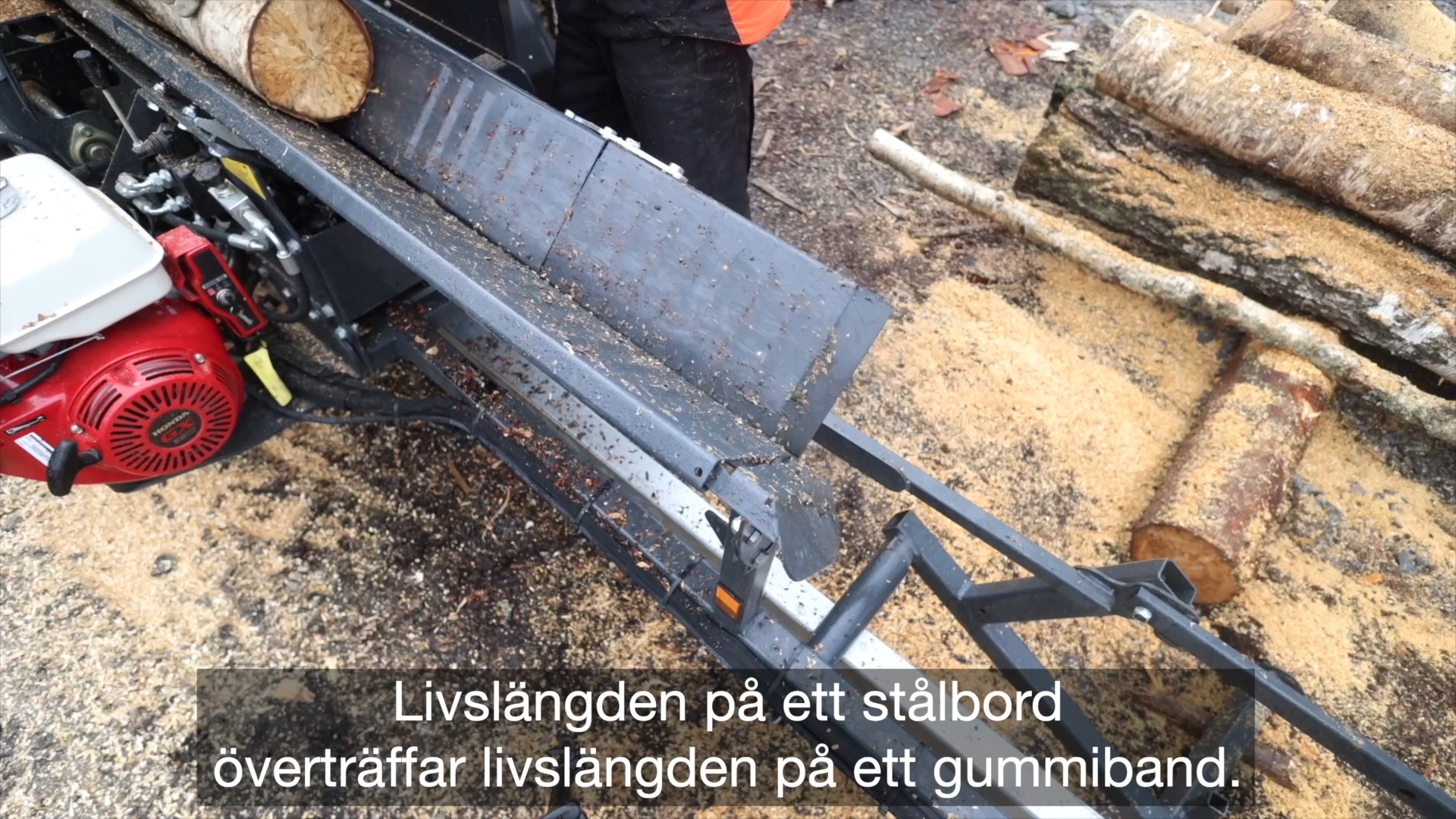 Vandrande stålbord med räfflor får bättre tag i slemmigt björkvirke ...