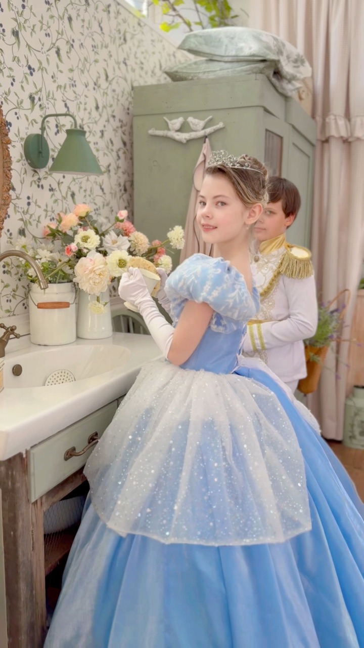 cinderella dress layers Putting on all the of my Live action dress🤍 #cinderella #CinderellaMovie #cinderellamagic #cinderelladress #cinderellacosplay #fblifestyle YGroup_margot-maxi
