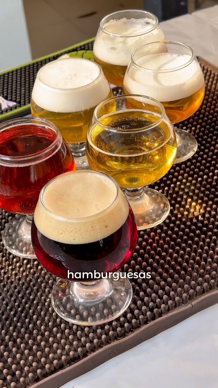 Hoy conocí el taproom de cervecería claroscuro beergarden y donde ...