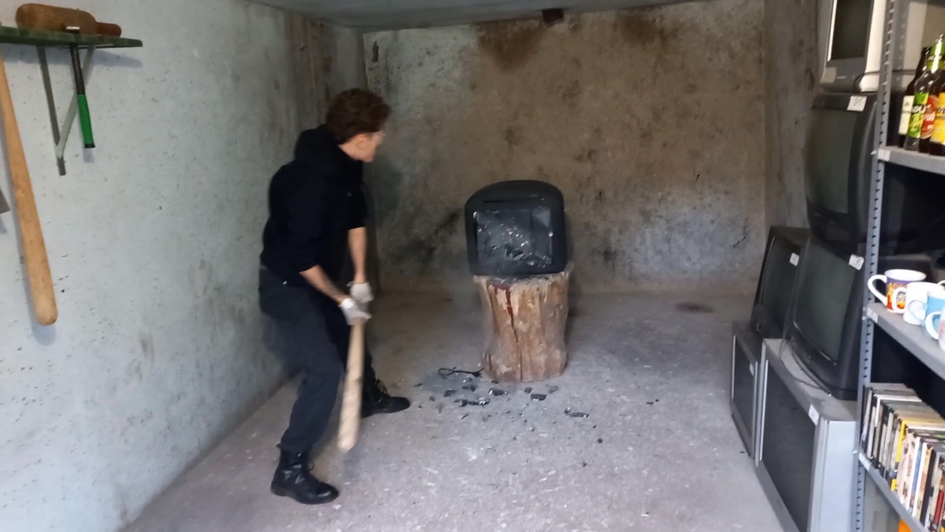 Dažiem cilvēkiem ir īpašas attiecības ar televizoriem... #smashroom # ...