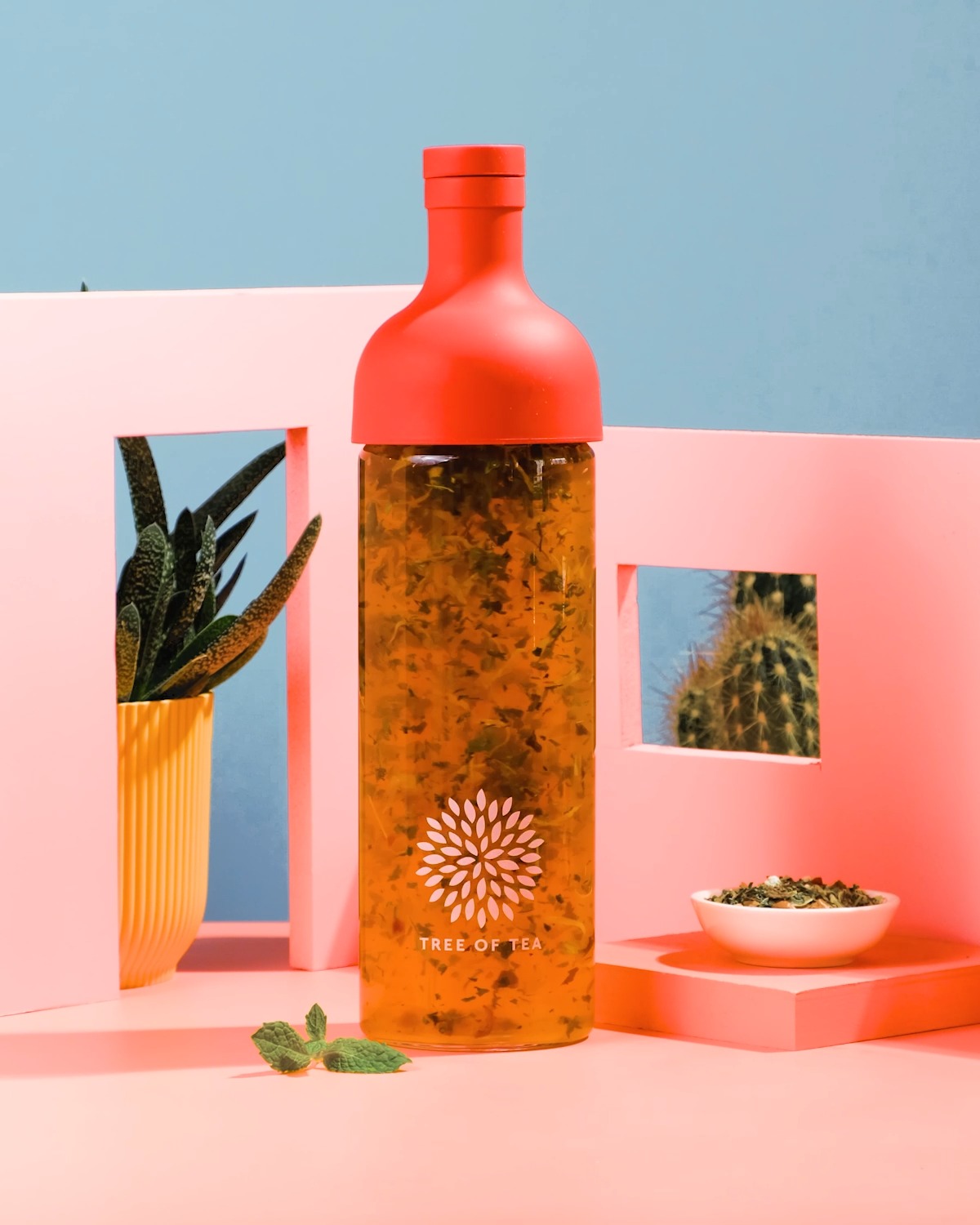 Selfmade Eistee? 😍 – Here we go: , 🌿 5-7 Teelöffel Deines favorite Bio-Blatttees in die Bottle geben , 🌿 mit kochendem Wasser übergießen und anschließend mit kaltem Wasser auffüllen , 🌿 Bottle für 3h