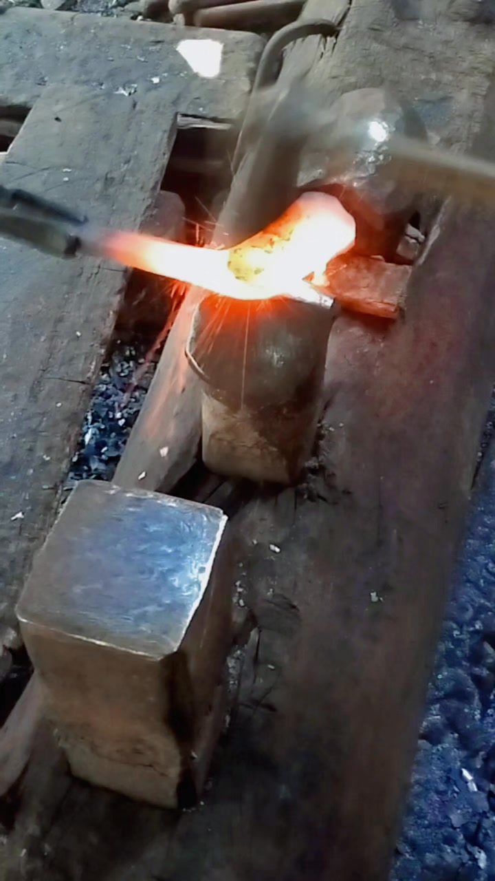 the process of forging and cutting the knife edge of agricultural tools ...