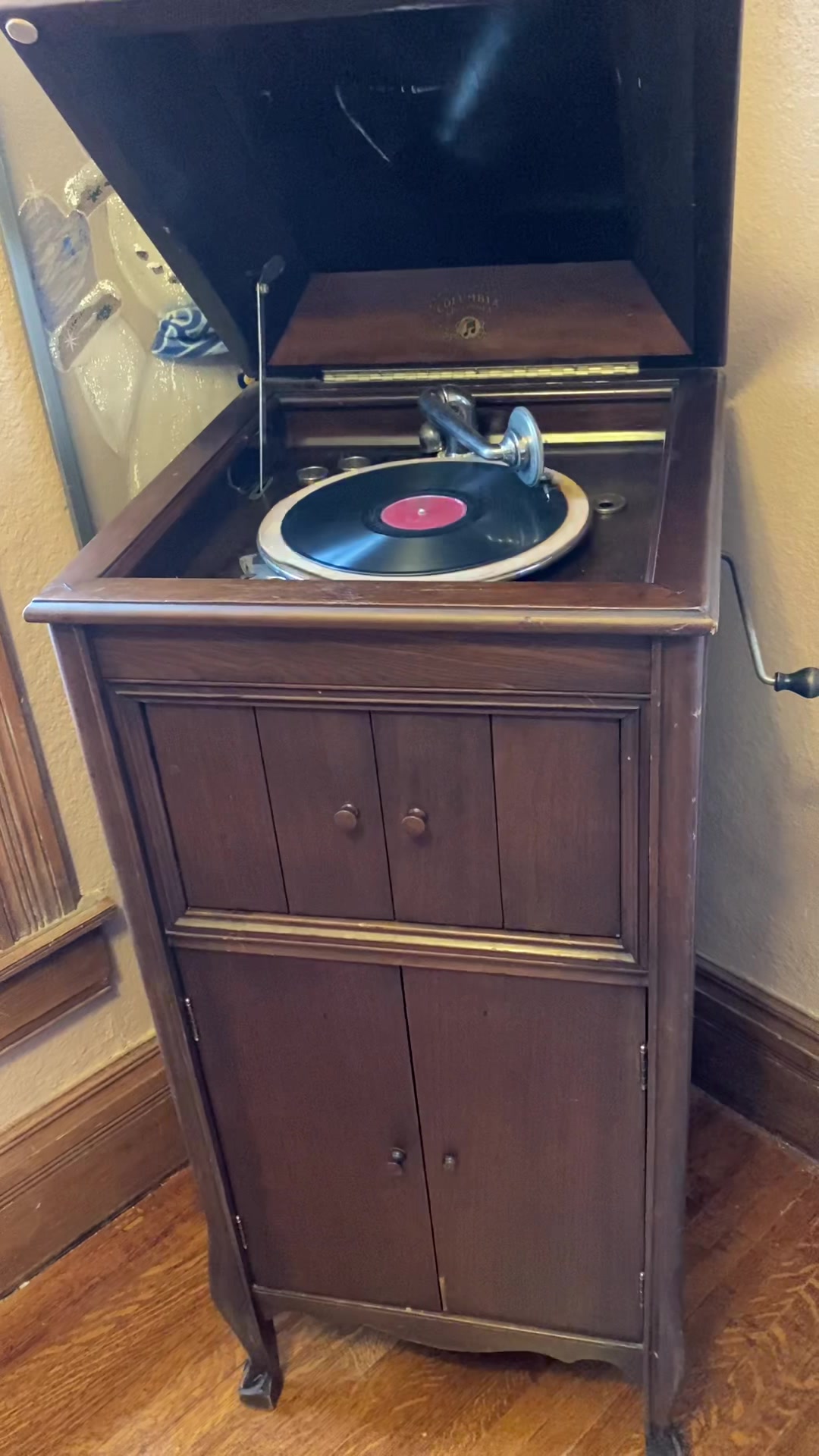 Columbia Grafonola De Luxe plays 78s and 15 1/2 inch discs
