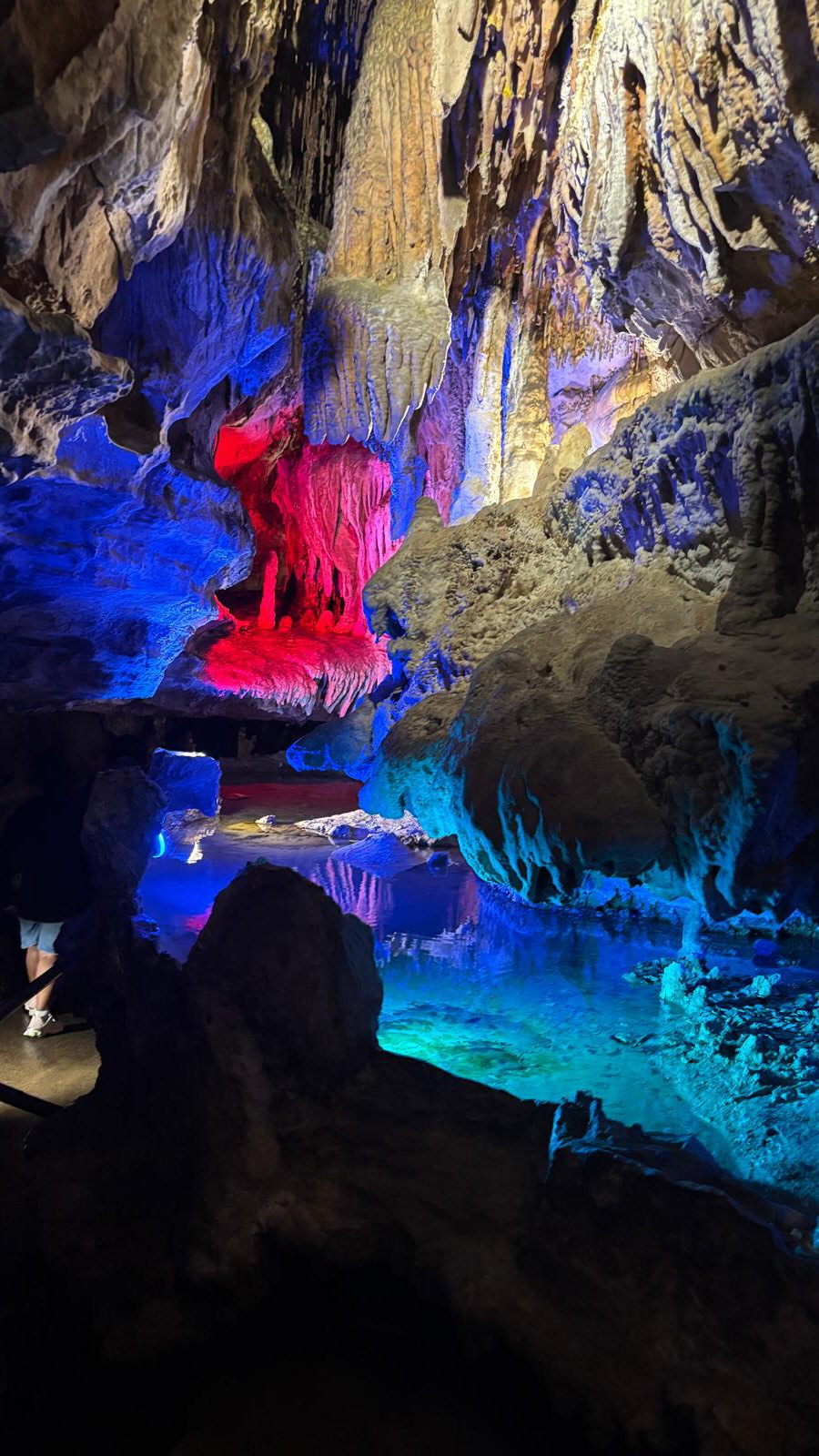 Ruby・Fall-Out On your visit to the USA do not miss #rubyfalls Ruby Falls is a