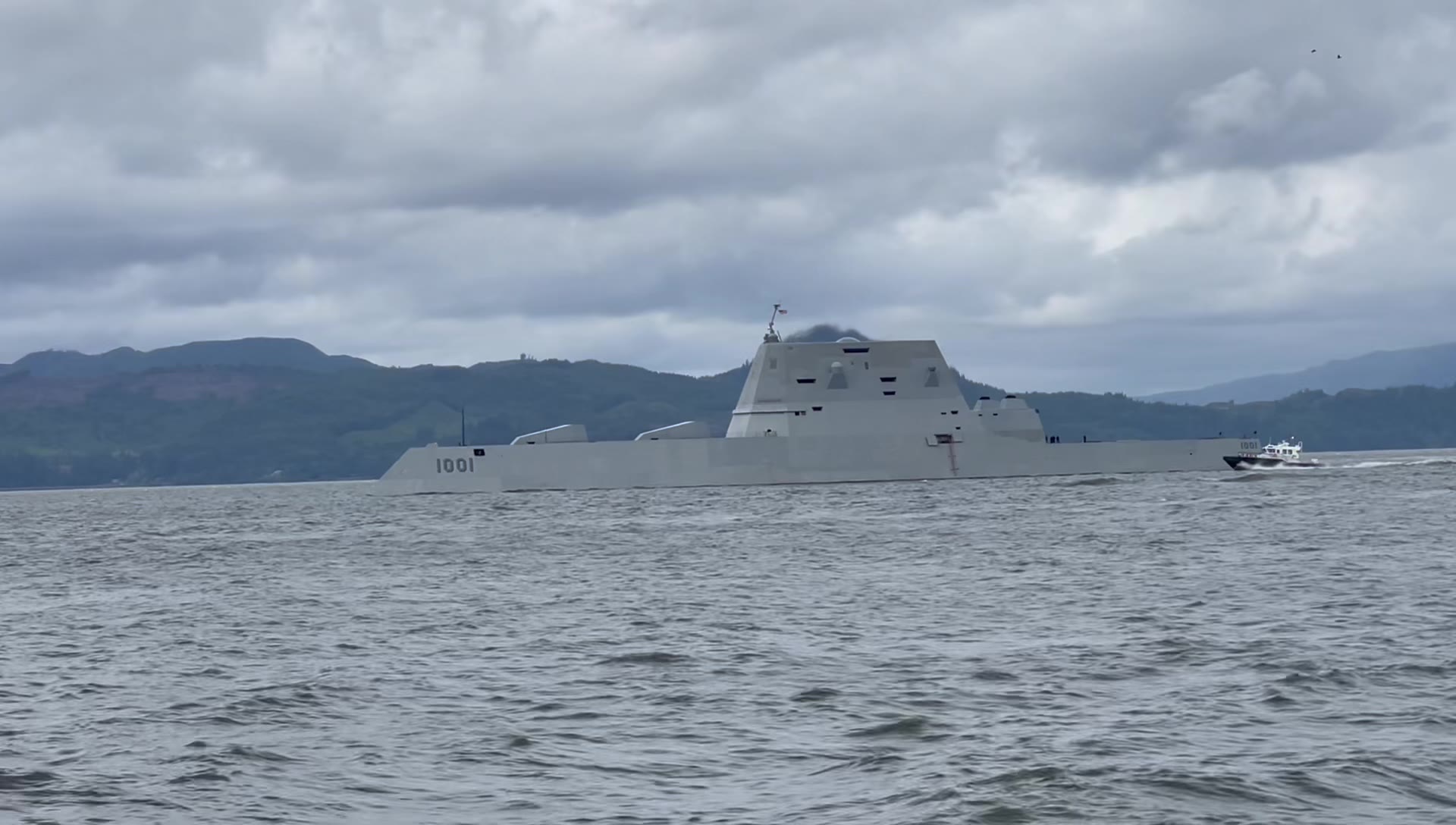 USS Florikan ASR-9 underway on Columbia River, Oregon