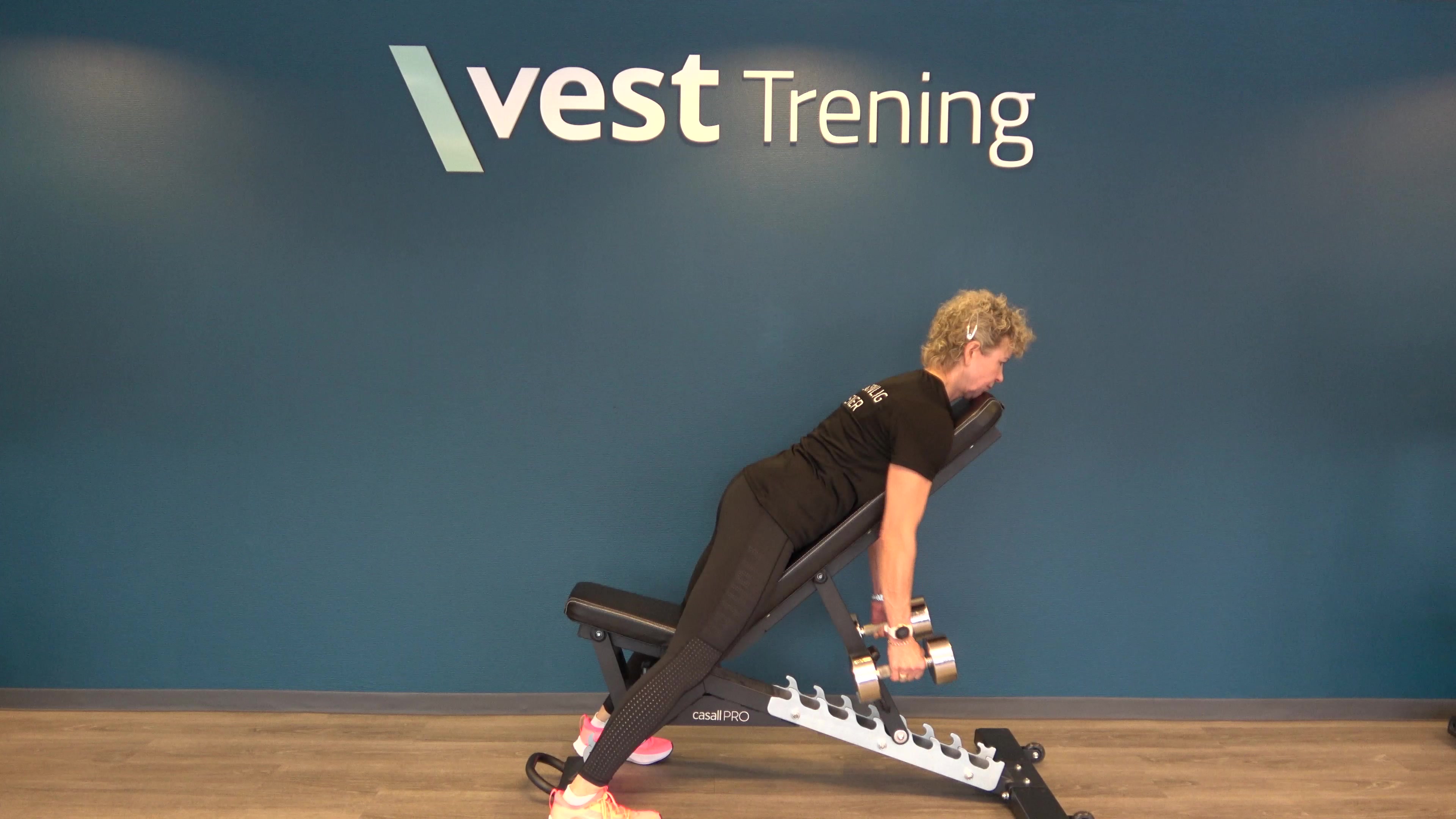 STYRKETRENING💪 RYGG: 2 arms smal Roing på Skrå benk. a. Stå med ...