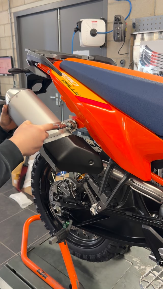 Sound of KTM 890 Adventure R with HP1 Exhaust + Decat Owner