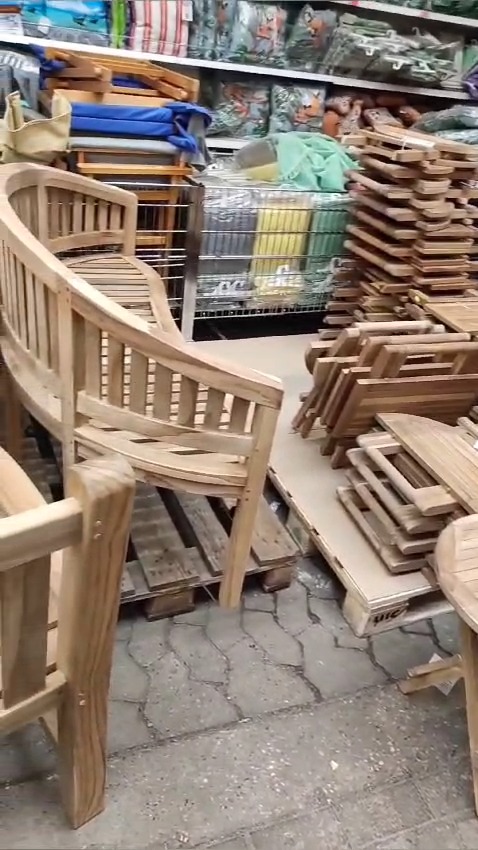 Ab in den nächsten Jawoll-Markt 👣 --, Wir haben einige Gartenmöbel für euch drapiert 🪑. , Schaut gerne mal vorbei 👀 und entdeckt hochwertige Holzmöbel zum absoluten 😱-Preis. , Jetzt auch ein Teil