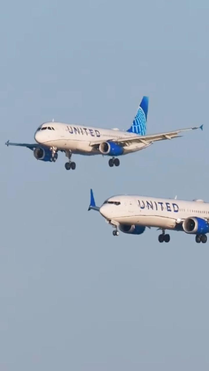 Two United Airlines aircraft align perfectly for a parallel approach ...