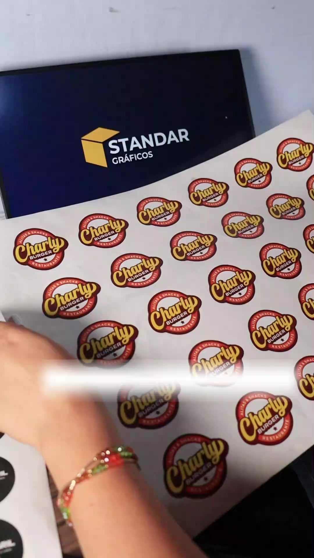 Aquí te explicamos lo que debes saber sobre los stickers adhesivos. 🤩 📲 ...