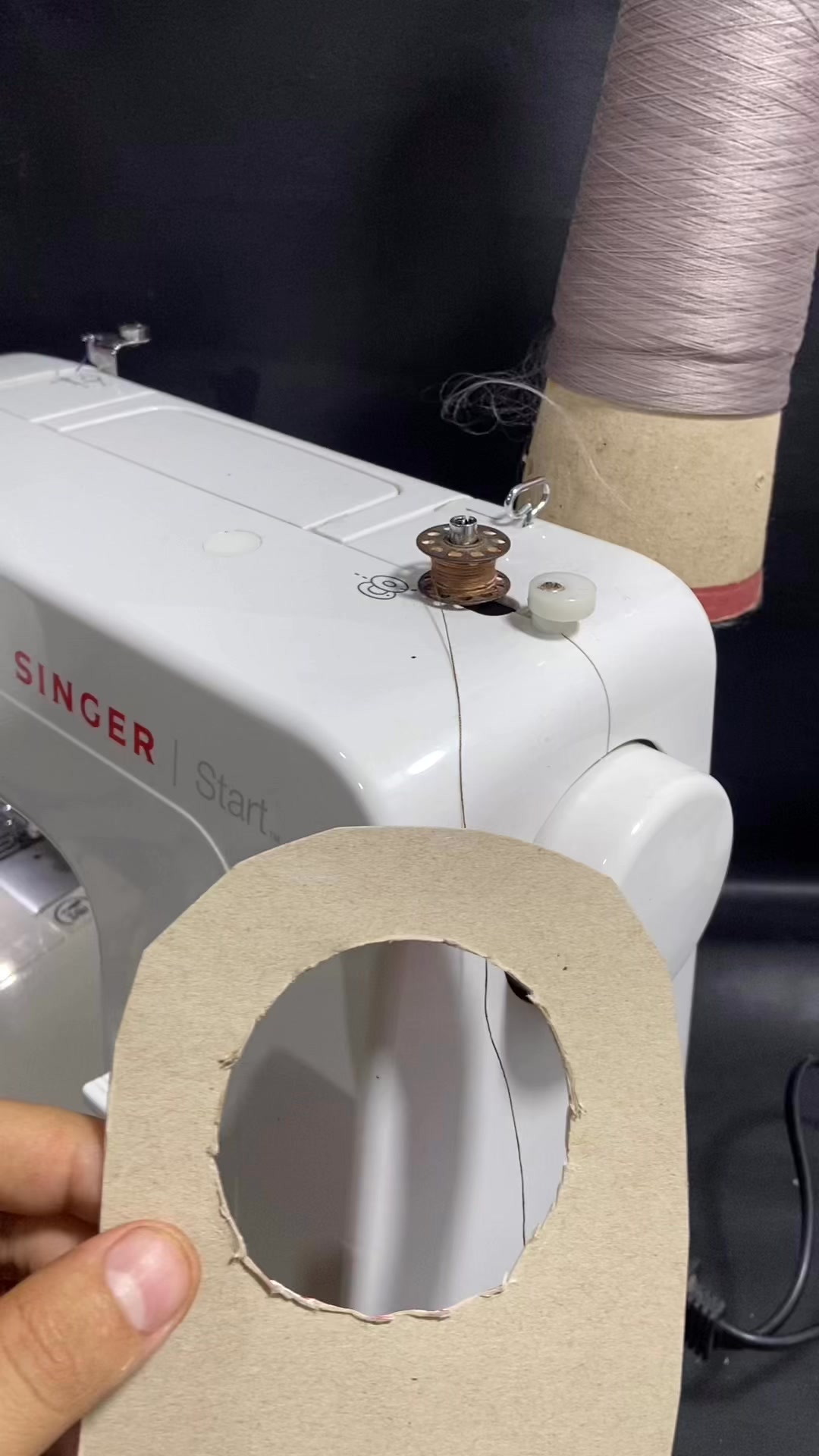 Quick and easy way to stop thread tangling. Try this! #sewingtipsusa # ...