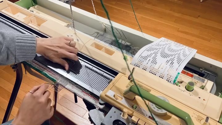 A quick fair isle test with this Brother KH-820 knitting machine. This ...
