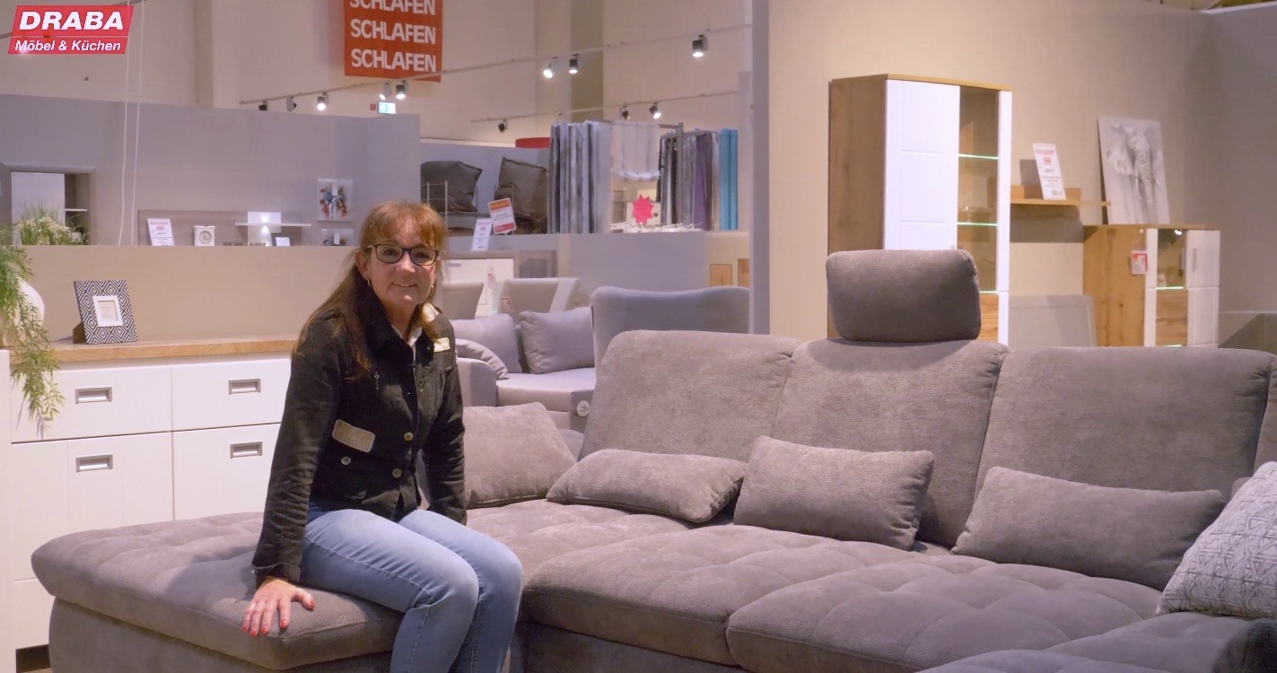 Jetzt bekommt ihr einen Einblick in unsere Wohnwelten., Heute zeigt euch Birgit Bruchmann ihr Lieblingssofa.😍, Film ab 🎥, #wohnwelten #schönenwohnen #moderneswohnen #wirliebenmöbel