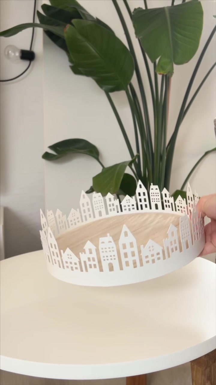 Unser Deko-Tablett mit Häusern ist aktuell super beliebt ❤️ Sichert es euch jetzt schnell im Onlineshop oder exklusiv in ausgewählten Filialen 🙌🏼, #deko #dekoidee #kikdecor #dekoliebe #einrichtung