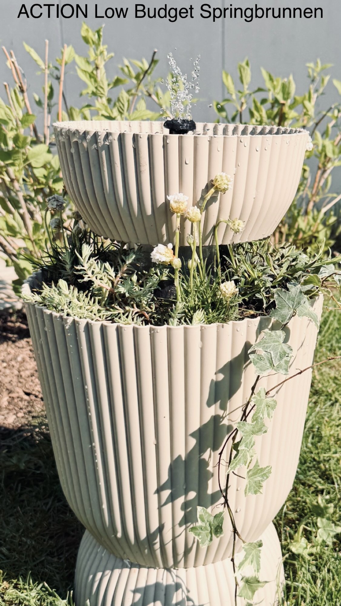 Brunnen für unter 10€, ., Ist er nicht schön geworden?! 💦 Hat nur circa 10 Minuten gedauert. ☺️ Und die Töpfe haben insgesamt keine 10€ gekostet. 😍, ., Hier die Materialliste für euch:,