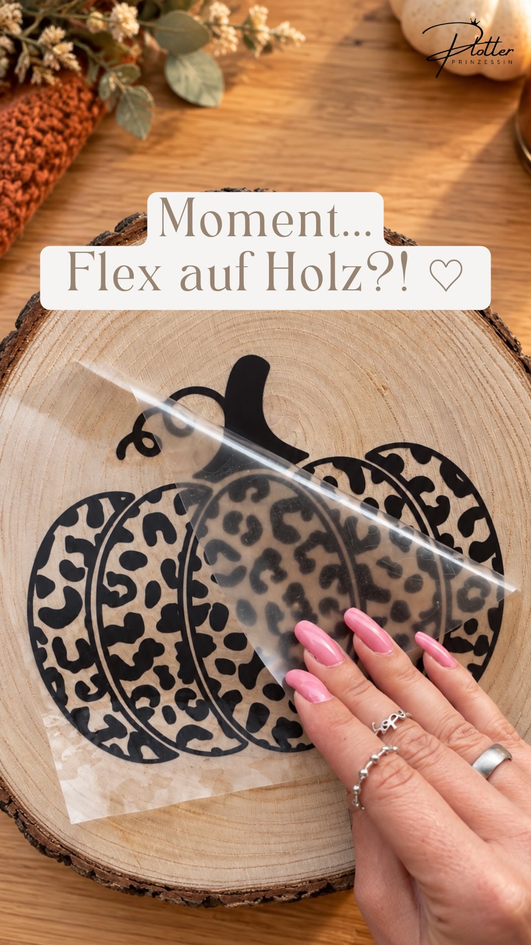 Flex auf Holz? JA, das funktioniert tatsächlich ♡, Für dieses kleine Herbstprojekt hab‘ ich Siser EasyWeed Flexfolie in Dunkelbraun auf eine Holzscheibe gepresst. Ich lieb’ Projekte so, bei denen man